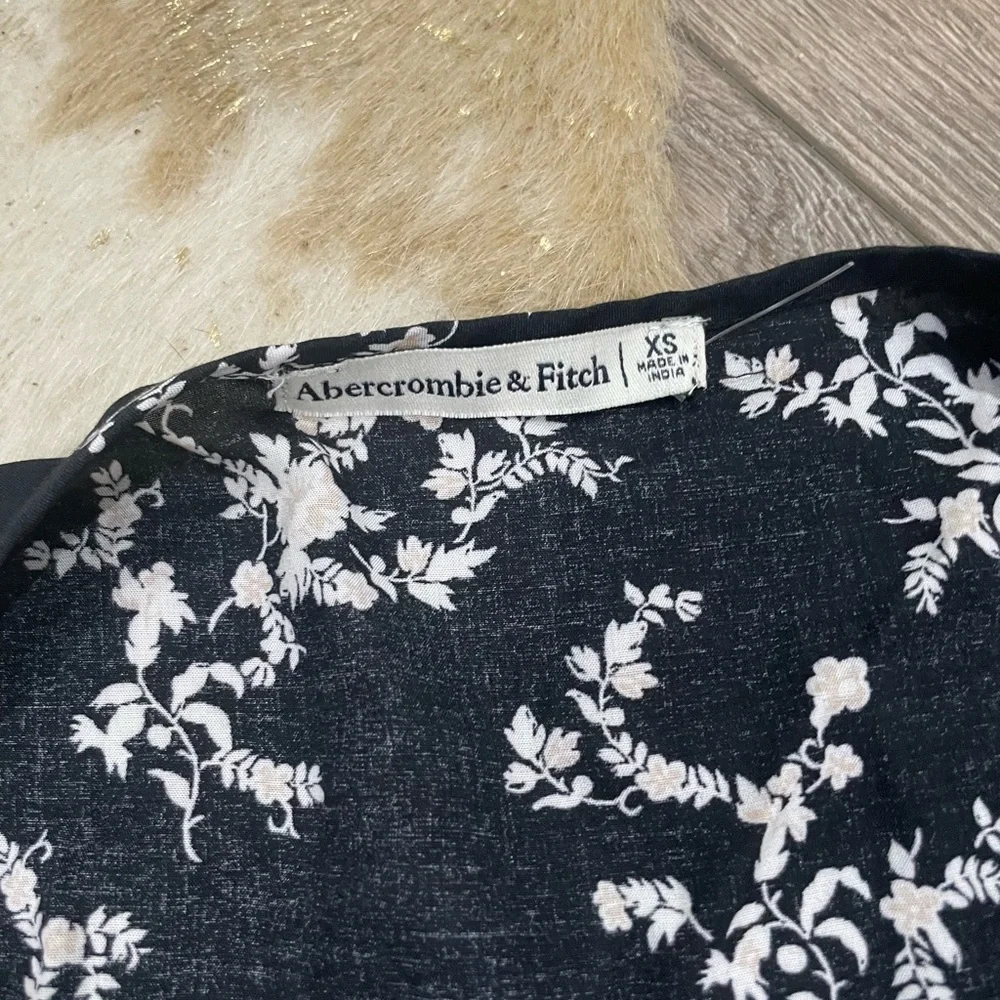 Abercrombie & Fitch black and white floral wrap dress - Picture 2 of 3